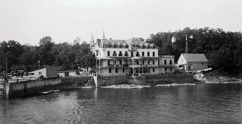 Bel-air — The Banks family moves out