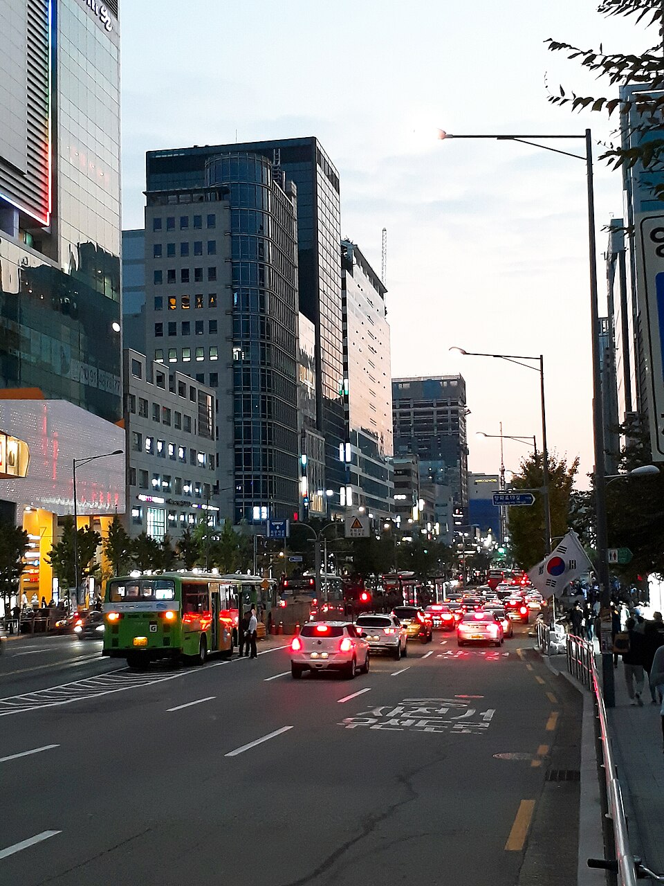 Hongdae — The namesake institution begins