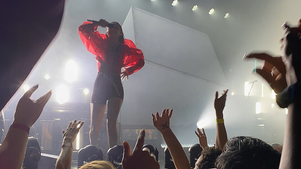 Charli Xcx — A Taylor Swift tour comment draws backlash