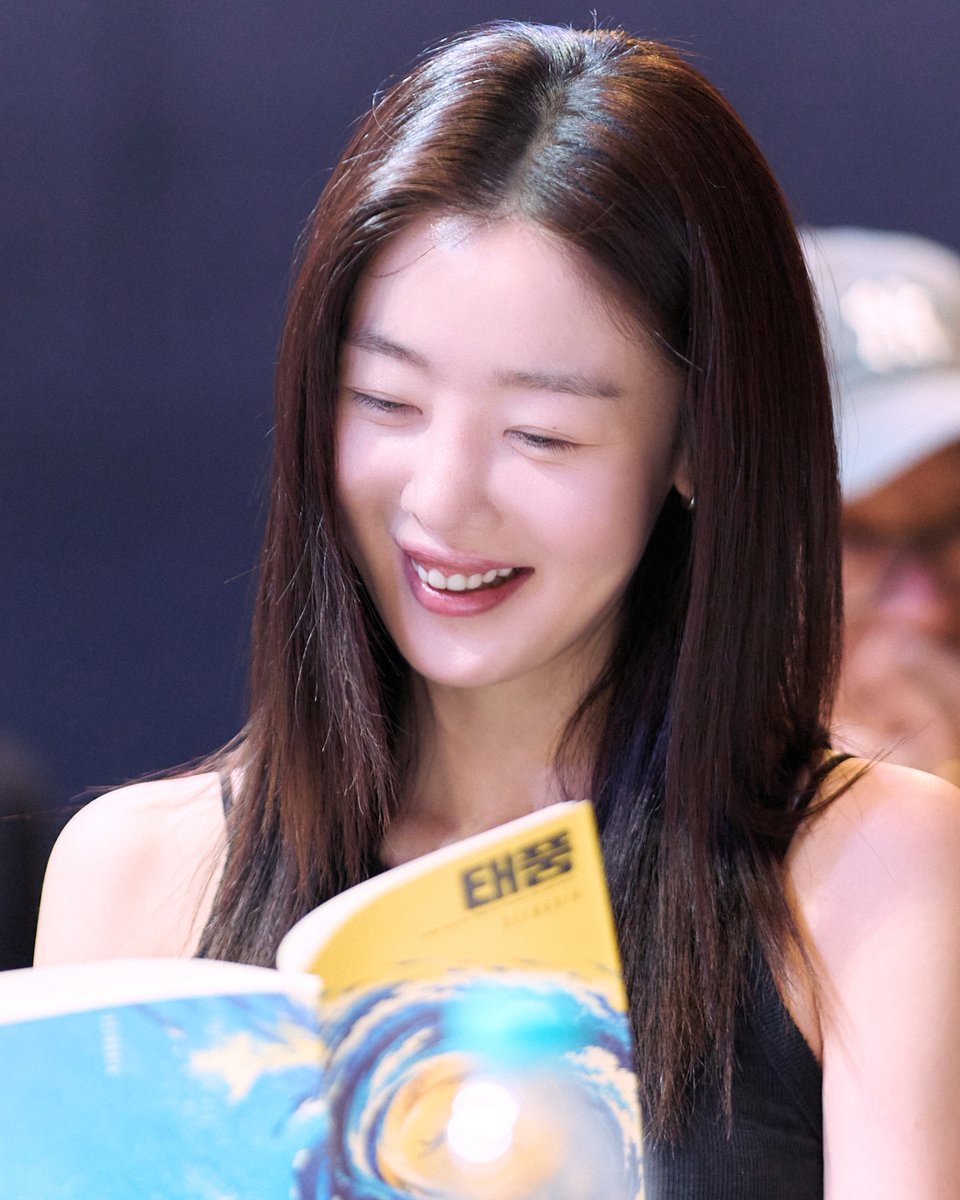 Koo Kyo Hwan and Han ji Min in the story: Koo Kyo Hwan and Han Ji Min Team Up for New Disaster Comedy Movie 'Typhoon'
