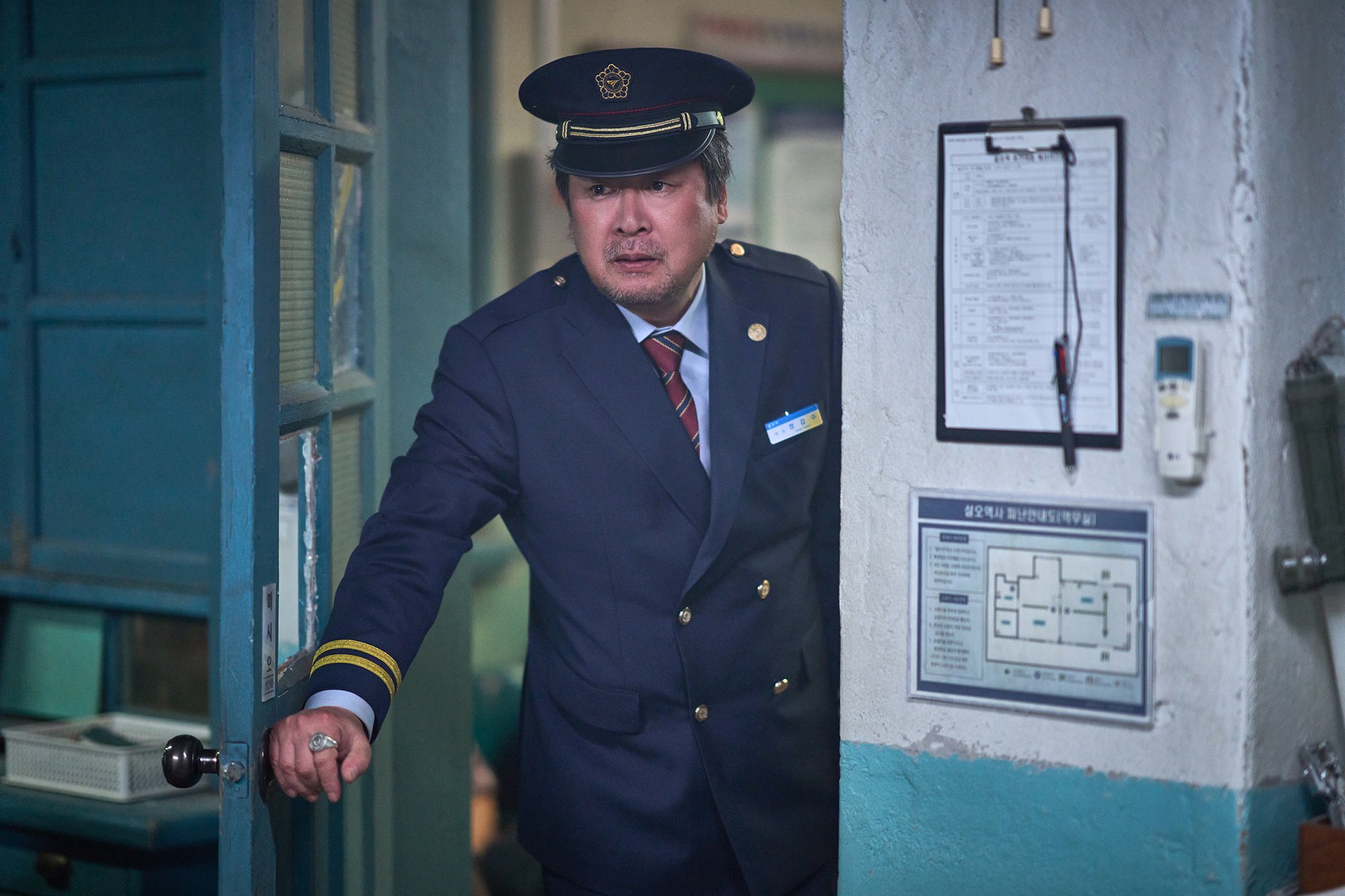 Kim Yun Seok and Koo Kyo Hwan in the story: Kim Yun Seok Uncovers Dark Secrets in Chilling First Look at 'White Blast'