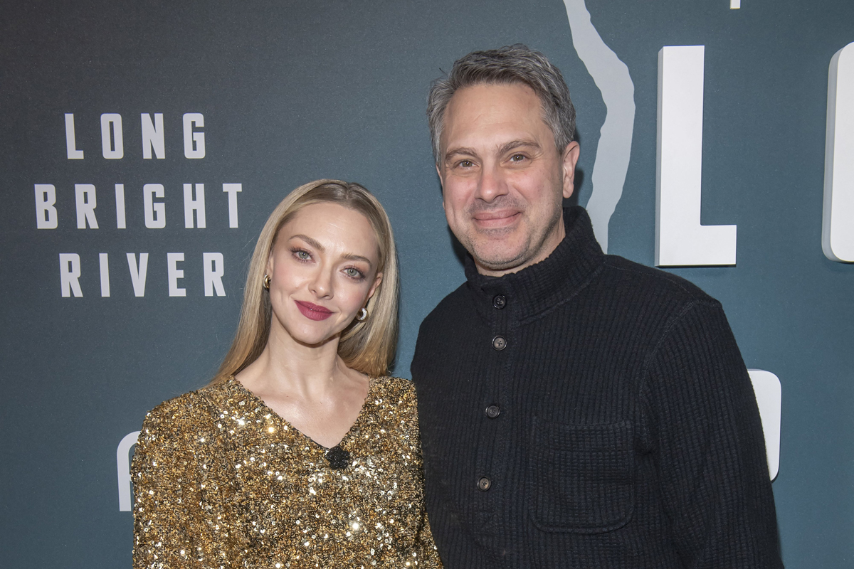 Amanda Seyfried and Thomas Sadoski posing on a red carpet