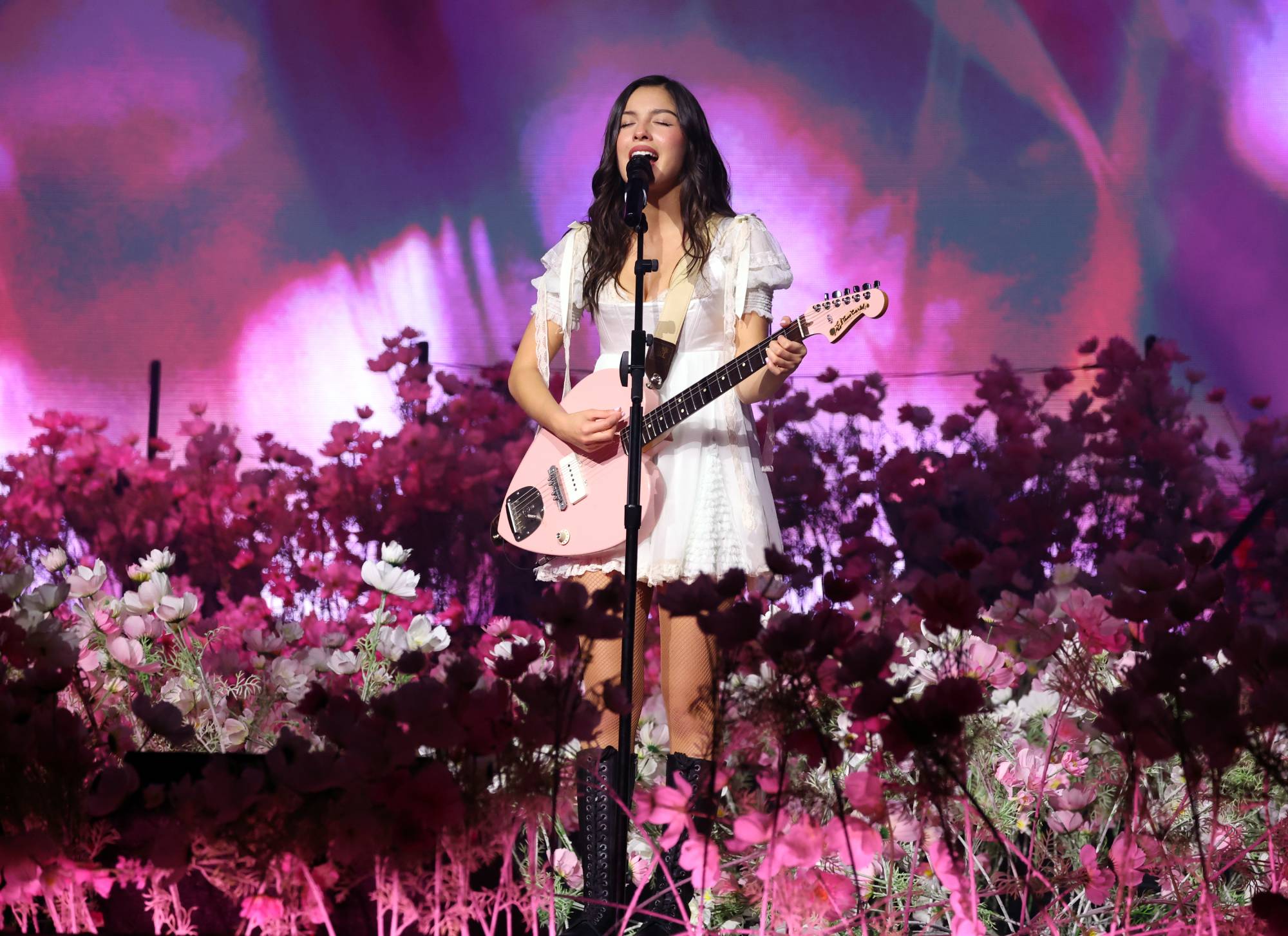 Olivia Rodrigo and Wolf Alice in the story: Oli