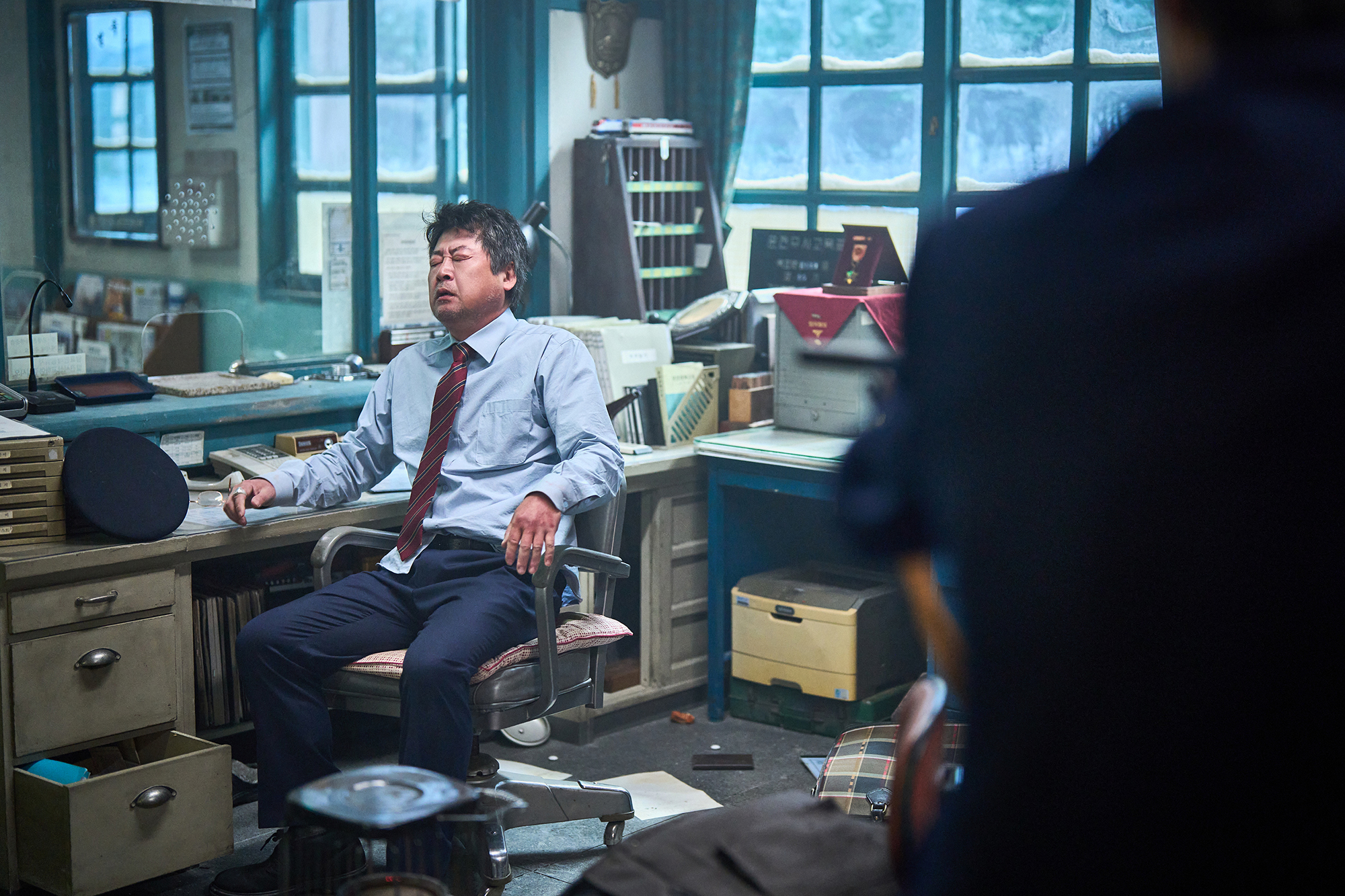 Kim Yun Seok and Koo Kyo Hwan in the story: Kim Yun Seok Uncovers Dark Secrets in Chilling First Look at 'White Blast'