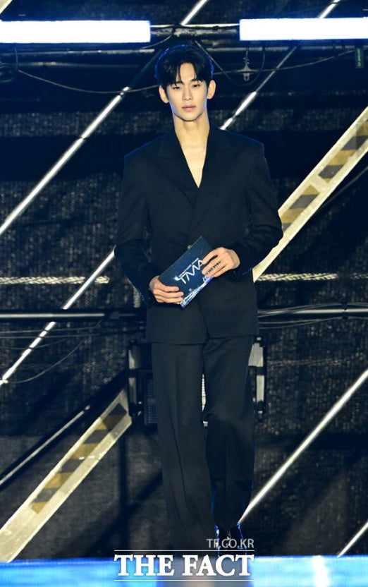 Kim Soo Hyun and Kpop in the story: Kim Soo Hyun Stuns Fans With First Korean Public Appearance in Over 500 Days
