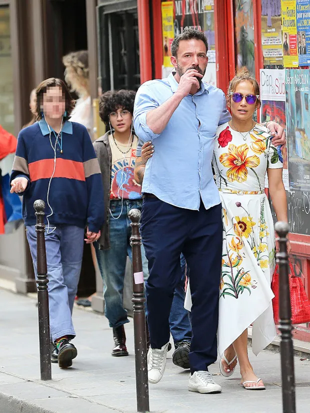 Seraphina and Emme following behind their parents. ( KCS Presse/MEGA)