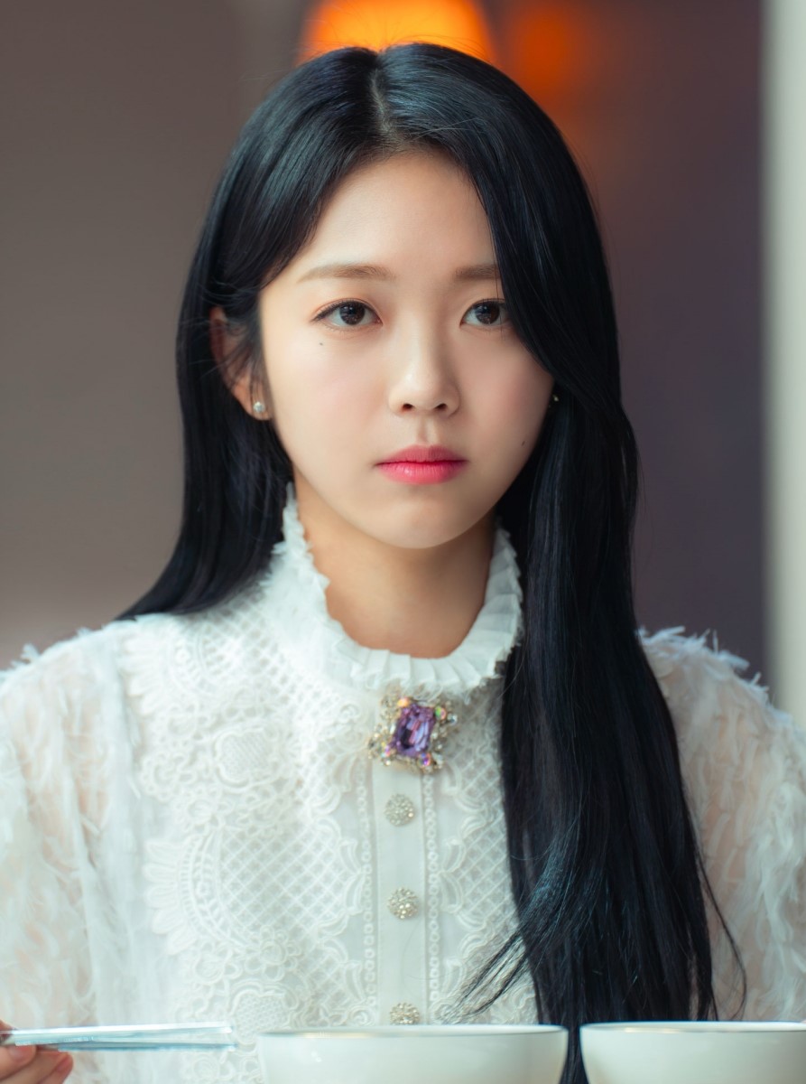 Hong Seung Hee and Jung Yong Hwa in the story: Hong Seung Hee Takes On Double Duty In Upcoming Rom-Com 'Oh! My Guard'