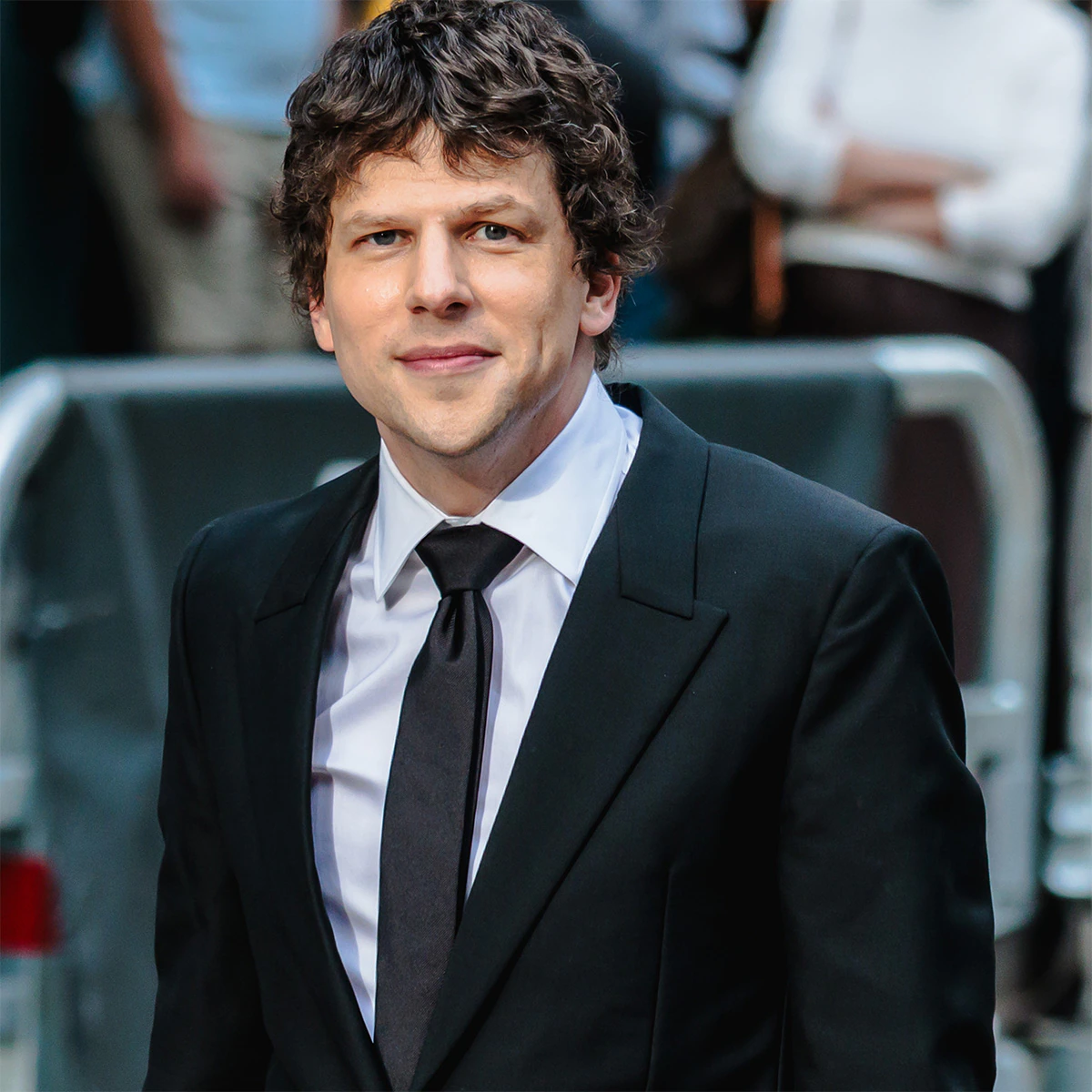 Jesse Eisenberg arriving at a movie premiere