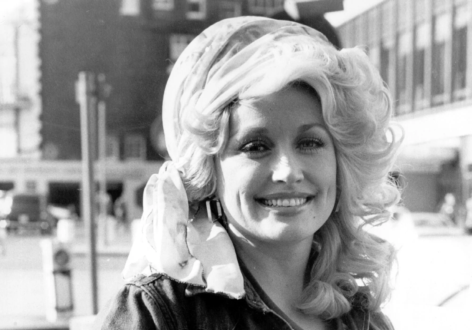 20th May 1977: Country music queen Dolly Parton is back in London after performing at the King's Theatre, Glasgow, at a Scottish Royal Jubilee Television Special in the presence of the Queen, she now commences on a tour
