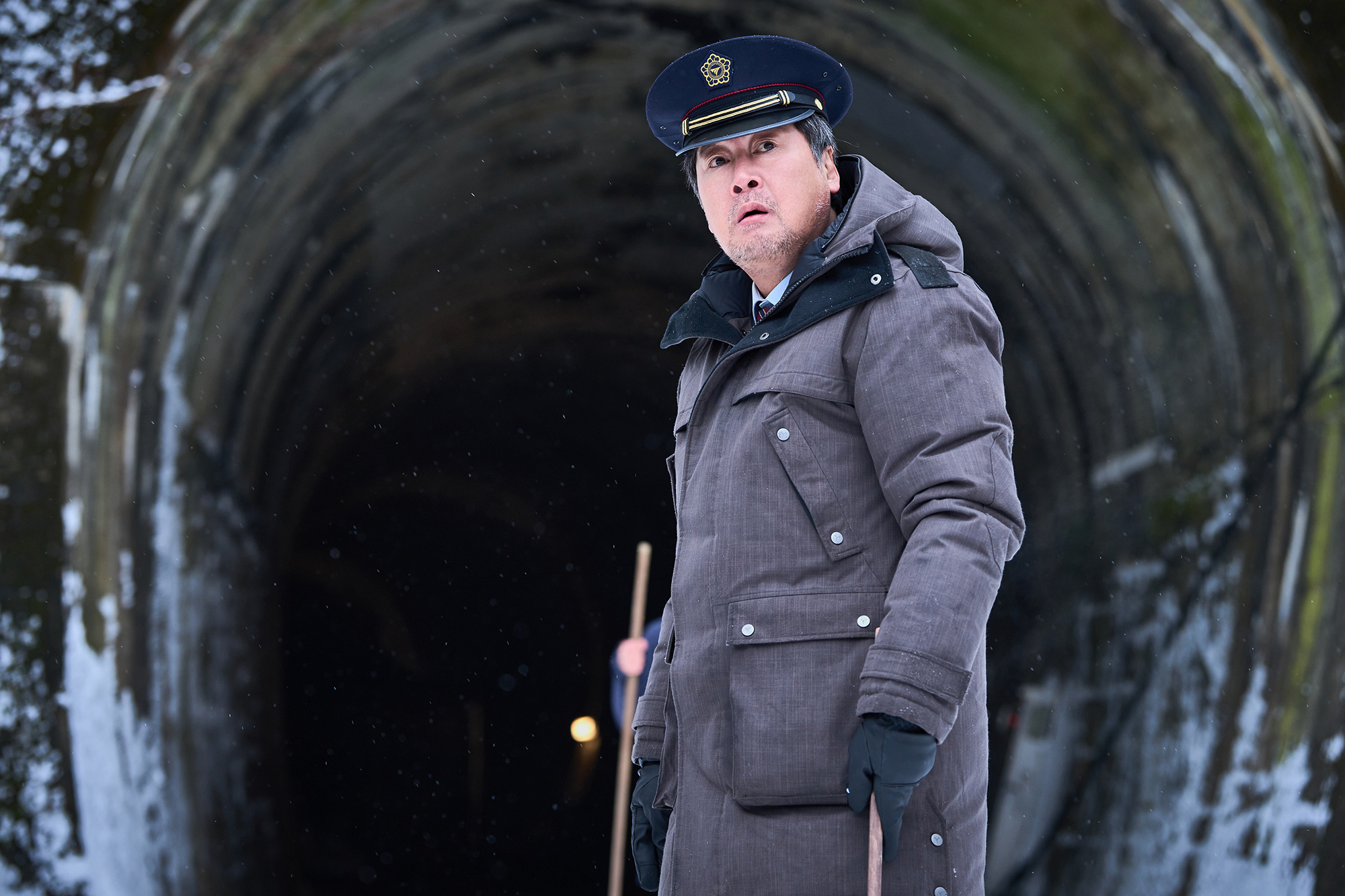 Kim Yun Seok and Koo Kyo Hwan in the story: Kim Yun Seok Uncovers Dark Secrets in Chilling First Look at 'White Blast'