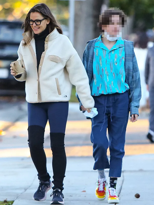 Jennifer steps out for a stroll with Seraphina. (BG004//)
