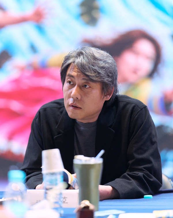 Koo Kyo Hwan and Han ji Min in the story: Koo Kyo Hwan and Han Ji Min Team Up for New Disaster Comedy Movie 'Typhoon'