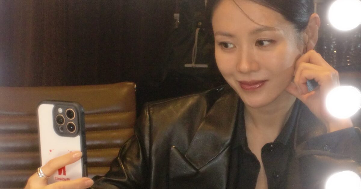 Son Ye Jin and husband Hyun Bin posing together