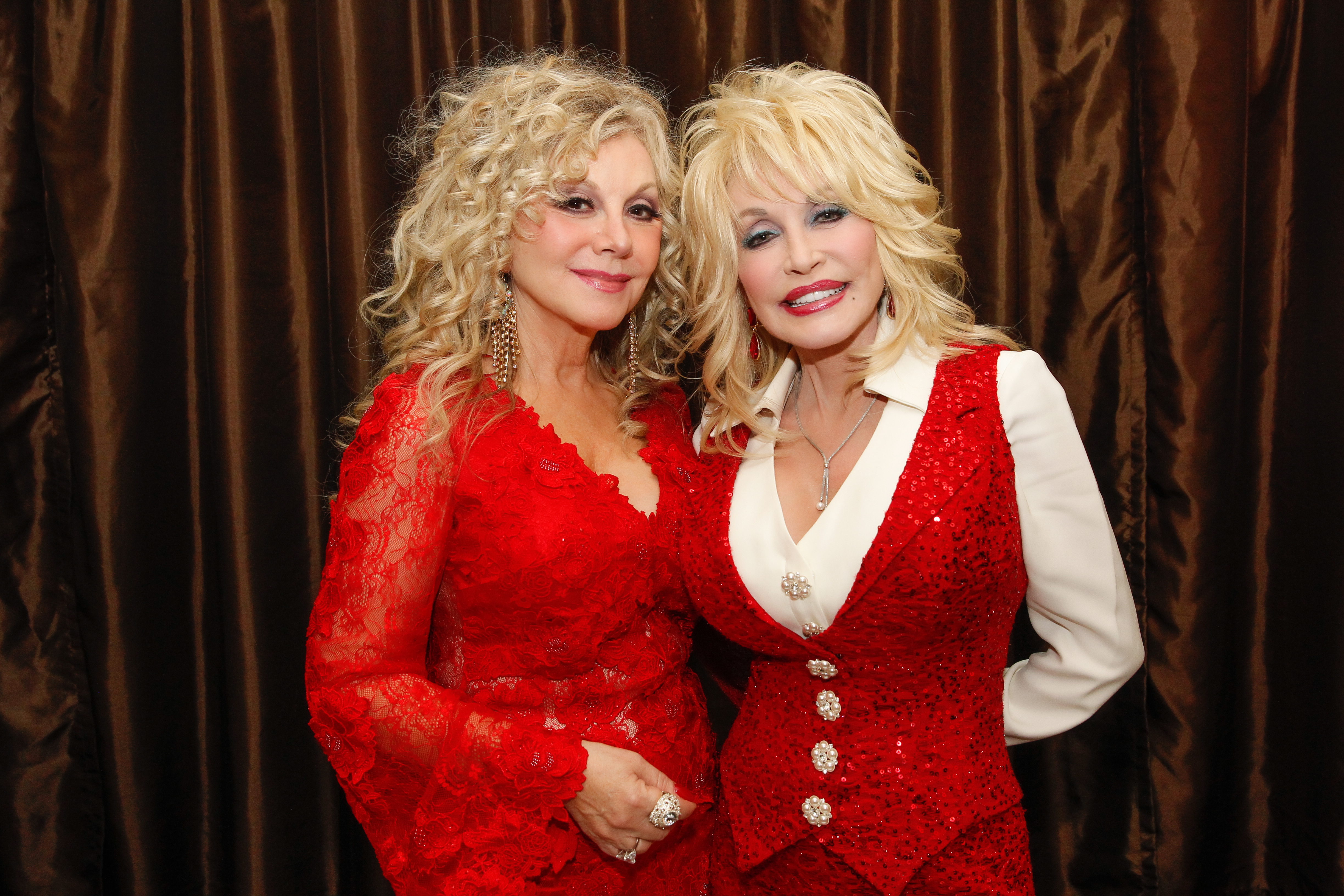 Stella Parton and Dolly Parton posing together.