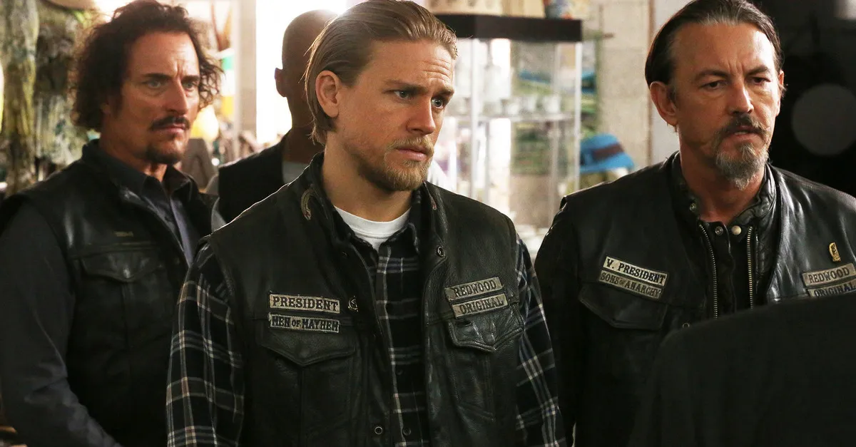 Charlie Hunnam and Ron Perlman posing together at a red carpet event
