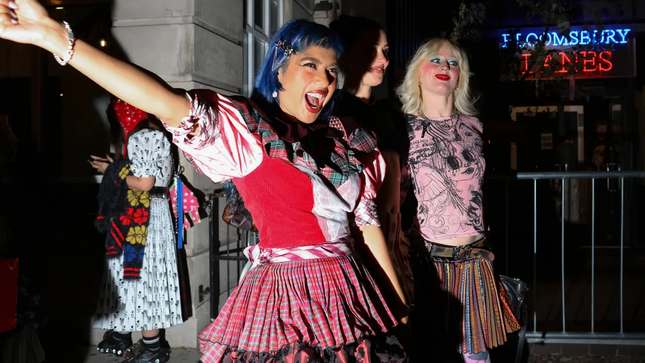 Fashion week guest wearing a stylish outfit on the streets of London