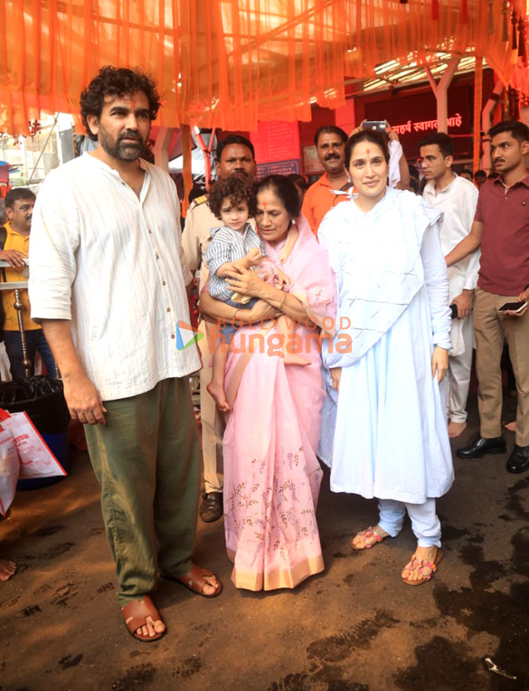 Sagarika Ghatge and Zaheer Khan visiting Siddhivinayak Temple in Mumbai
