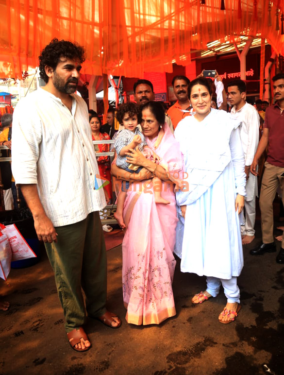 class='wp-caption-text gallery-caption' id='gallery-1-2164979' itemprop='caption description'> Zaheer Khan, Sagarika Ghatge