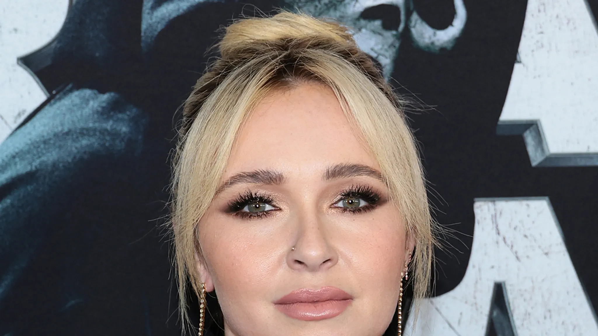 Hayden Panettiere posing at a Hollywood red carpet event