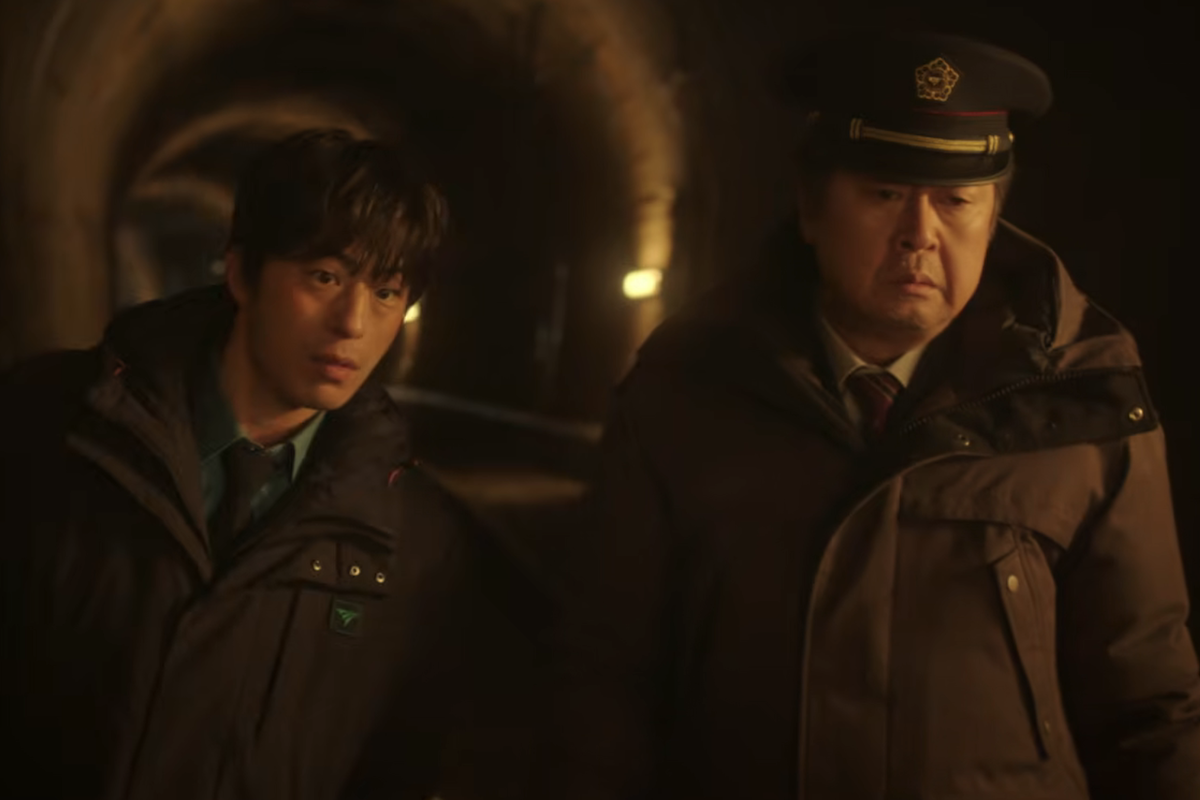 Watch: Kim Yun Seok And Koo Kyo Hwan Find A Dead Body On A Railway In New Mystery Thriller Film “White Blast” Teaser