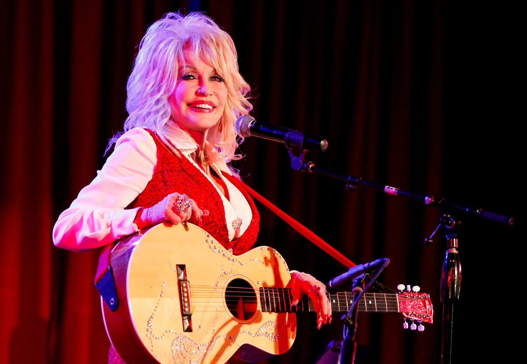 Dolly Parton attends Stella Parton's Red Tent Women's Conference 2014 at the Doubletree Hotel Downtown on April 18, 2014 in Nashville, Tennessee.