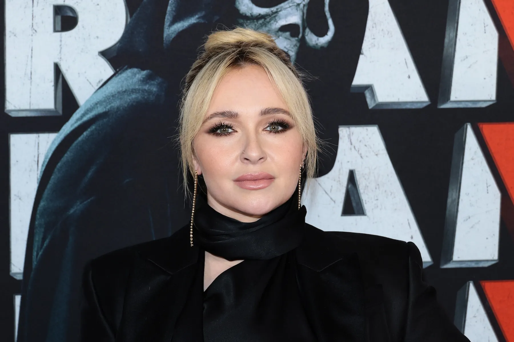 Hayden Panettiere posing on a red carpet event