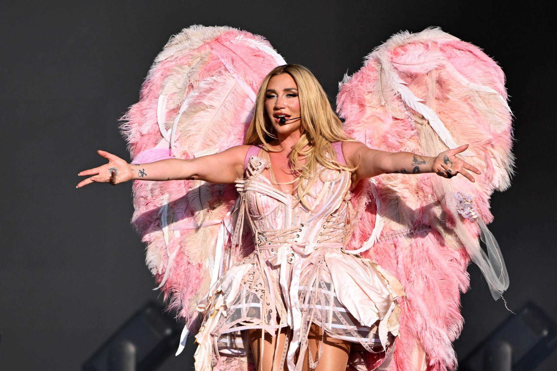 Kesha performing a tribute cover of Dolly Parton's classic hit song