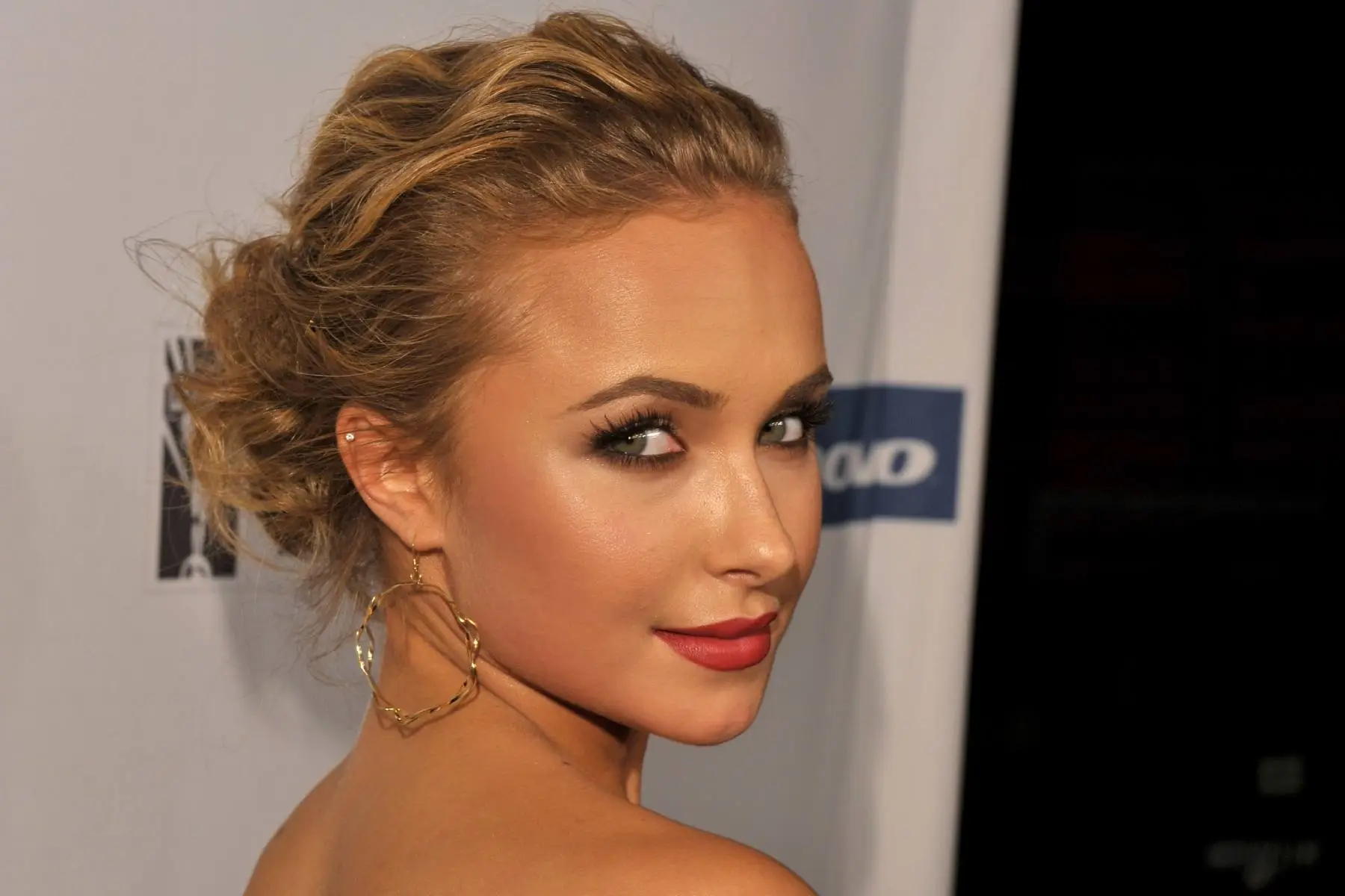 Hayden Panettiere posing on a red carpet event