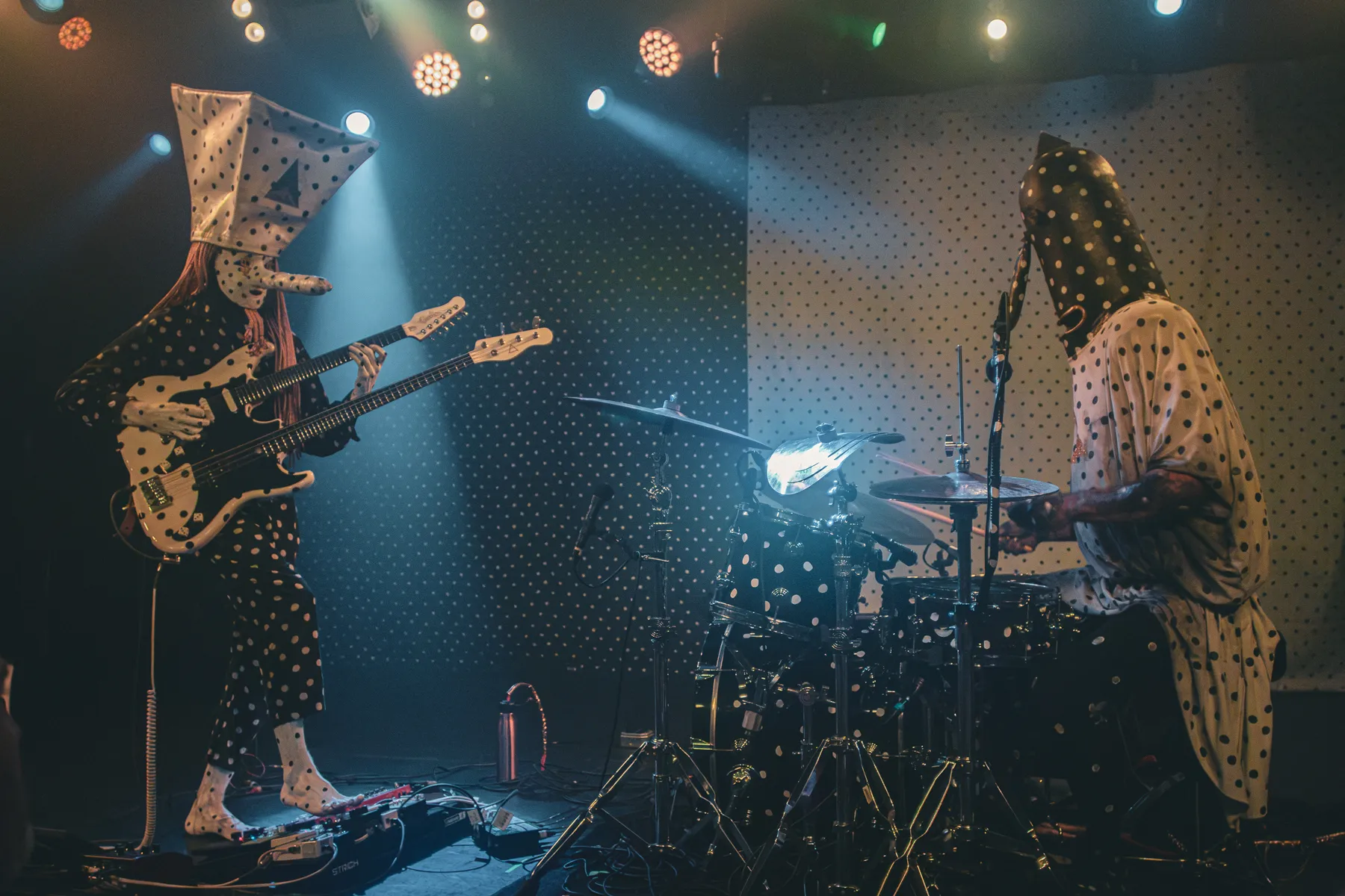 Angine de Poitrine performing live in masks