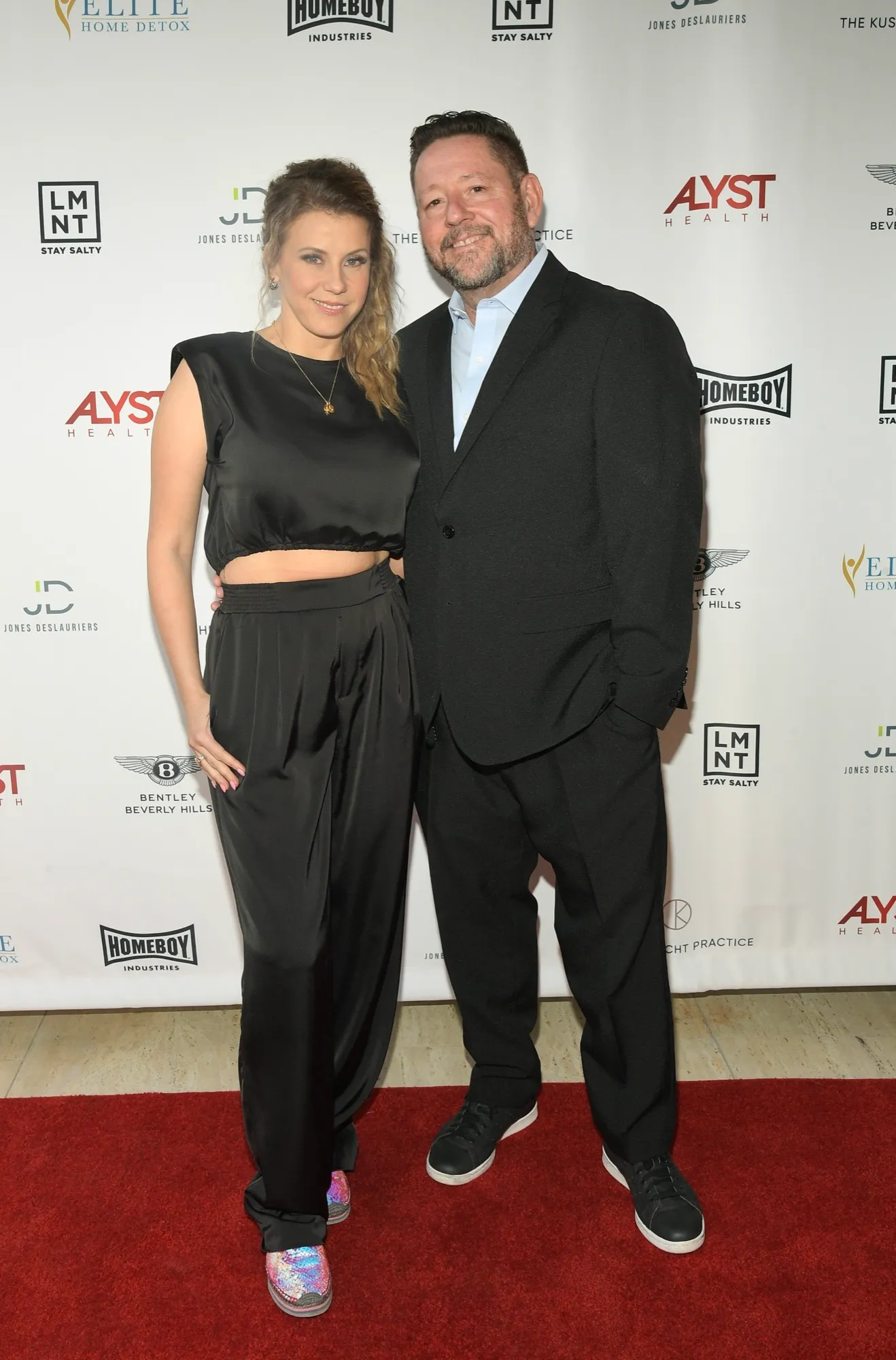 Carson Daly and Siri Pinter smiling together at an evening event.