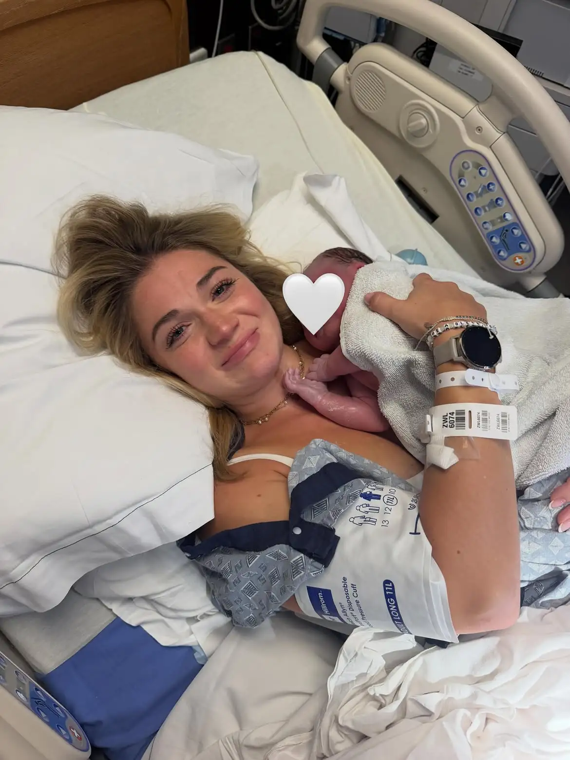 Abby Howard posing with husband Matt Howard during hospital labor