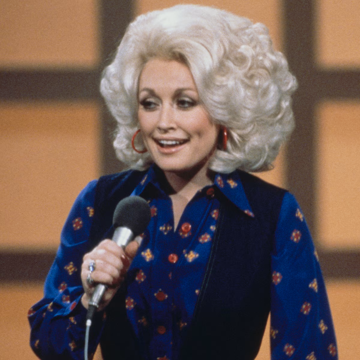 Country icon Dolly Parton smiling at an event.