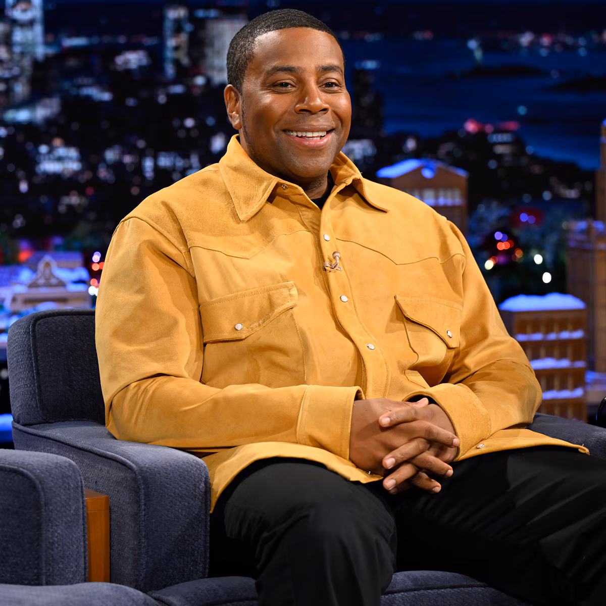 Kenan Thompson speaking at an entertainment event
