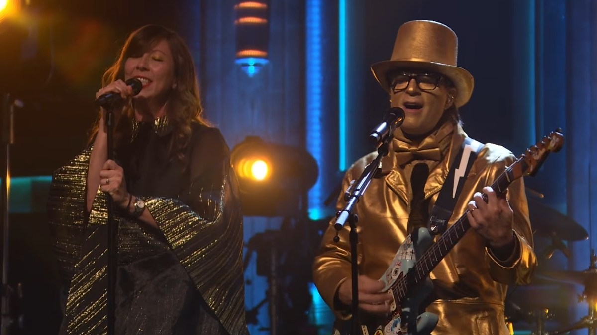 Rivers Cuomo painted entirely gold performing with Weezer on stage