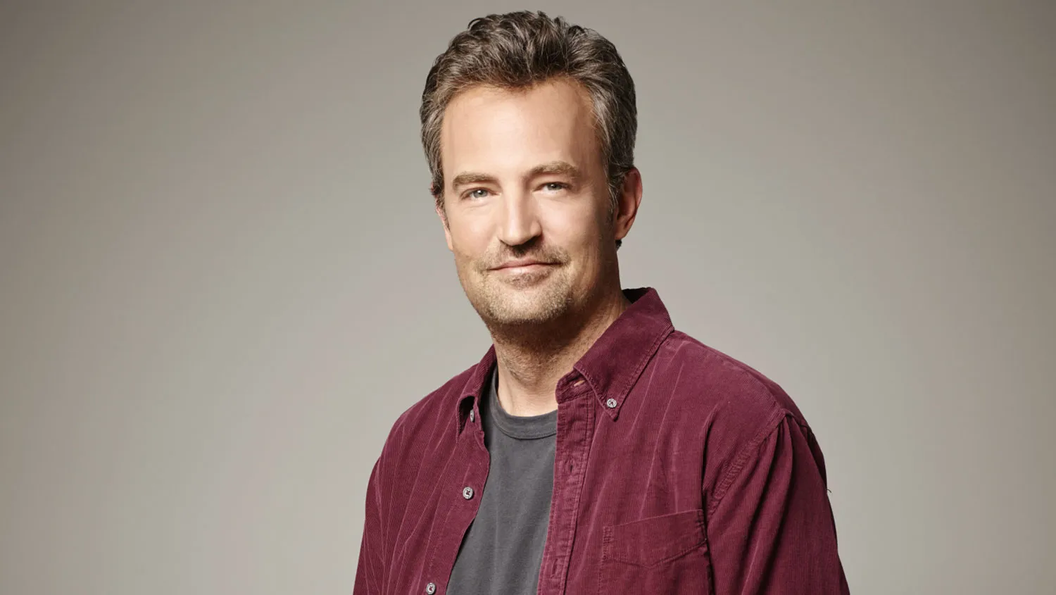 Matthew Perry posing at a red carpet event
