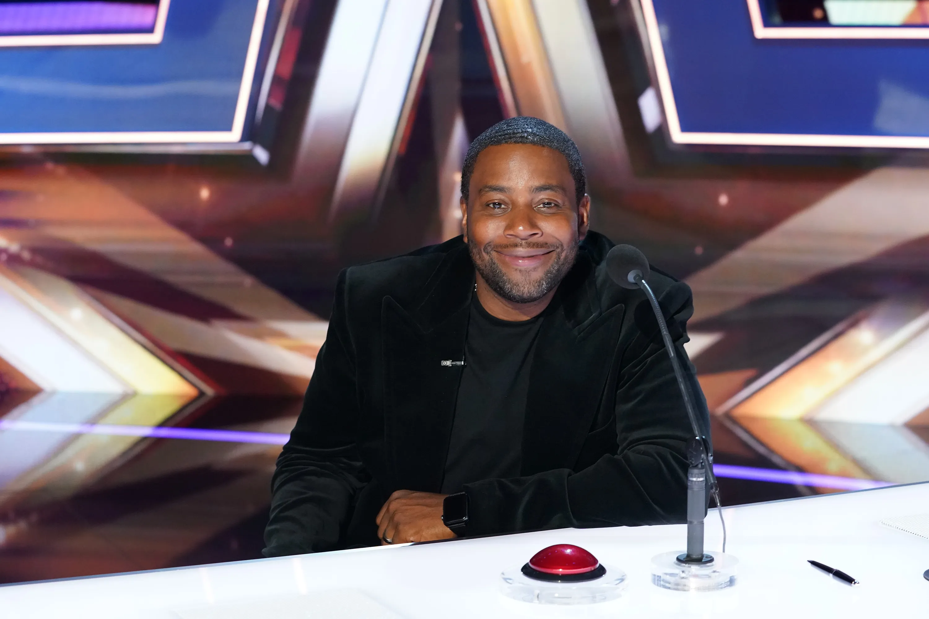 Kenan Thompson smiling on the red carpet at an entertainment industry event.