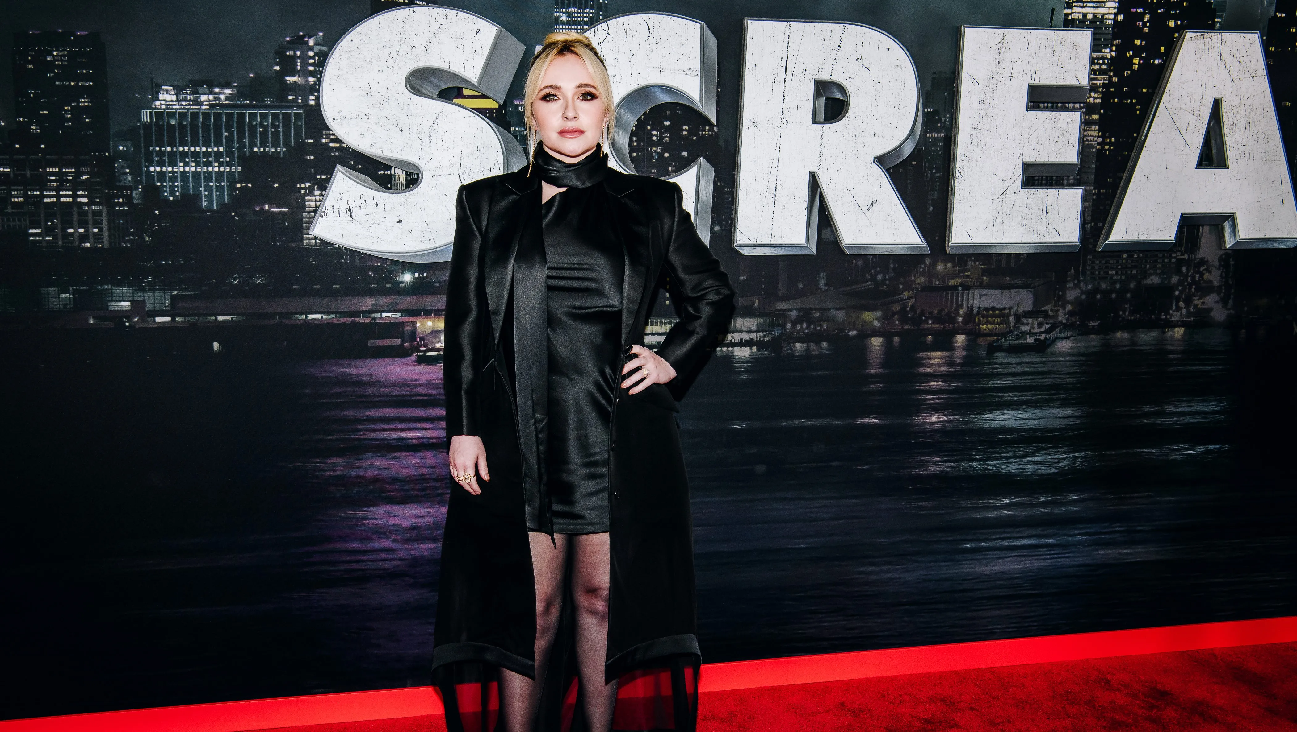 Hayden Panettiere posing on a red carpet