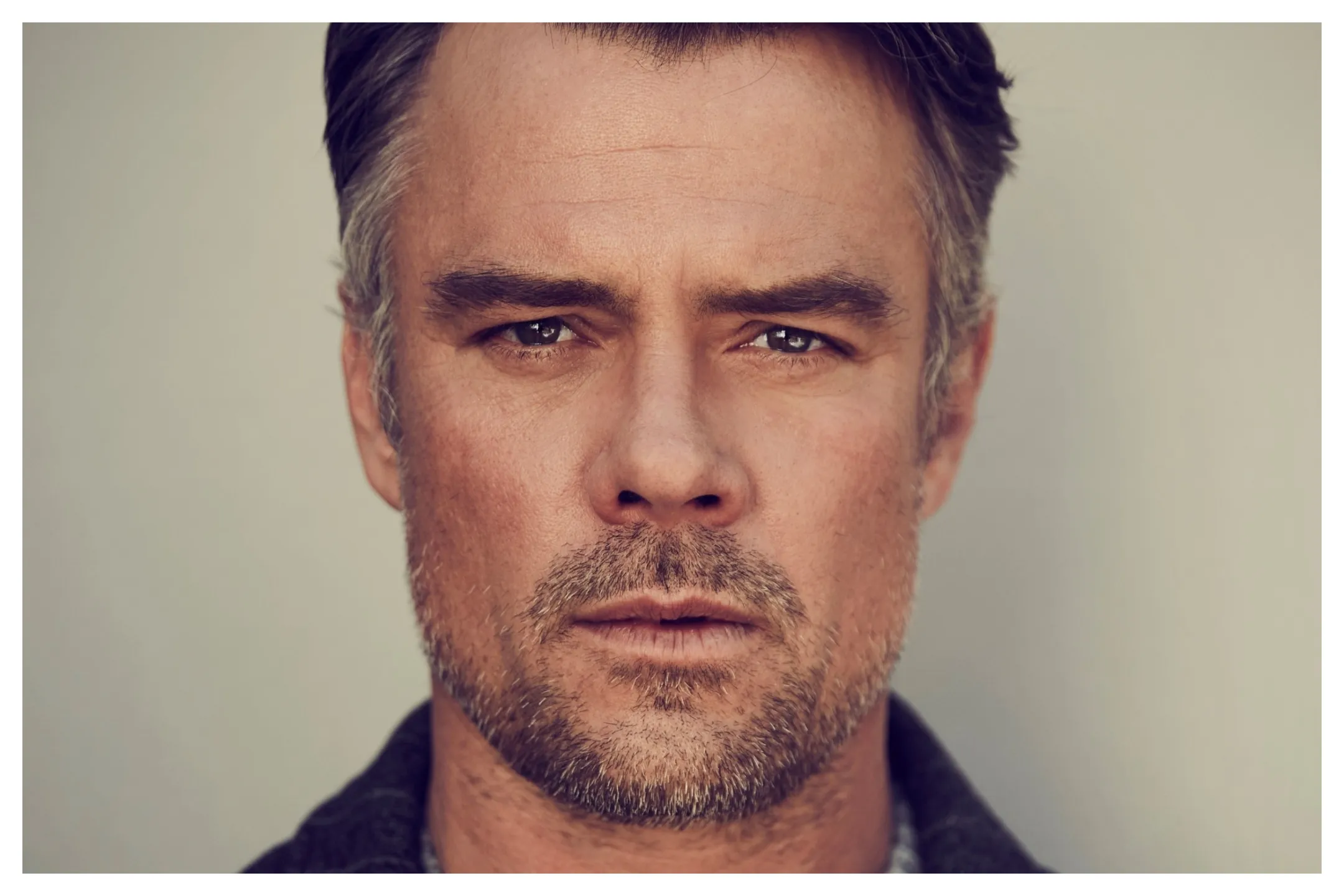 Josh Duhamel posing on a red carpet at a Hollywood event