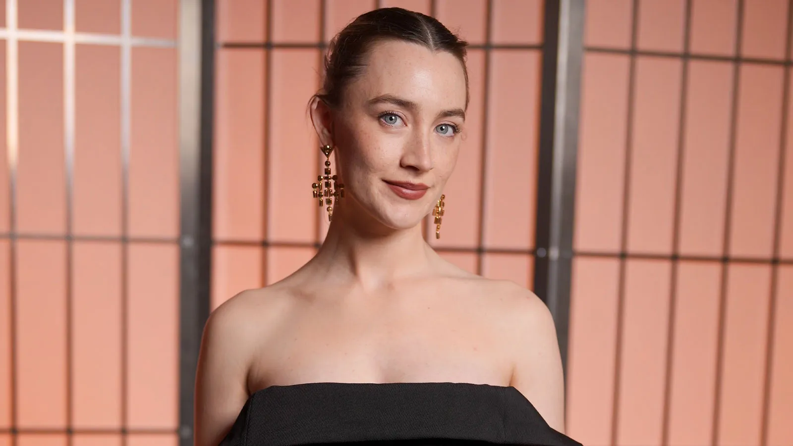 Saoirse Ronan posing on a movie premiere red carpet.