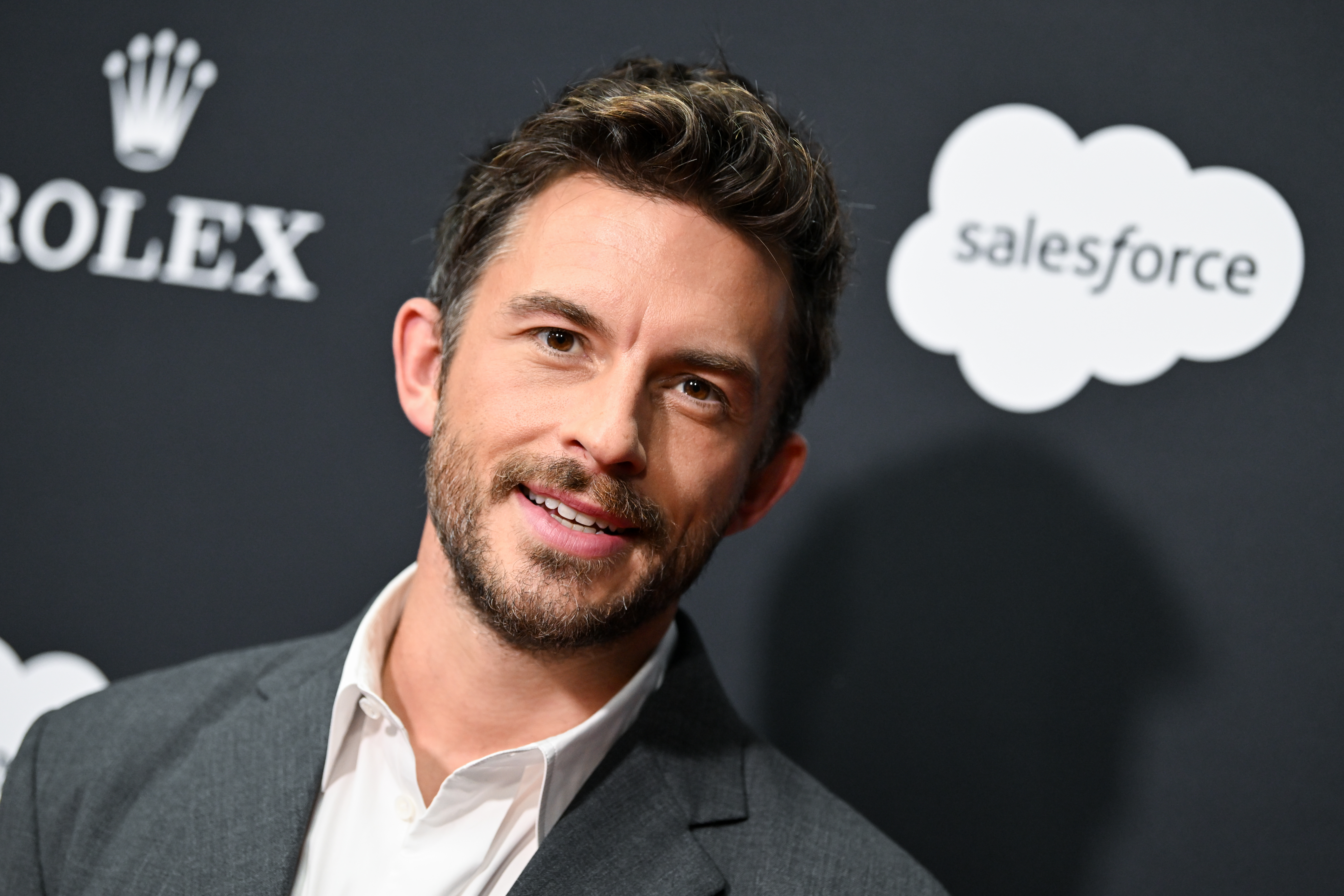Jonathan Bailey posing on a red carpet event