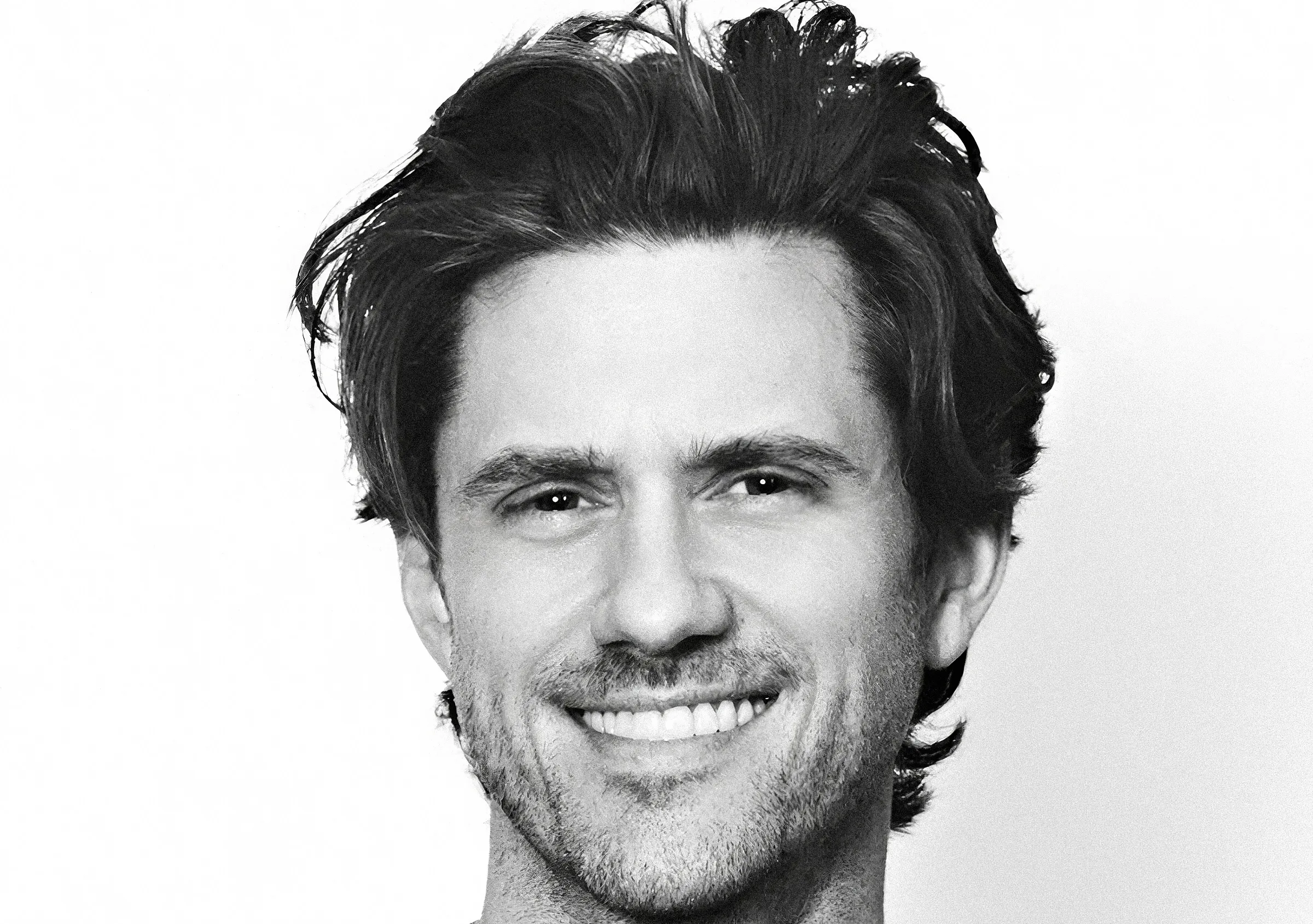 Aaron Tveit smiling at a red carpet event
