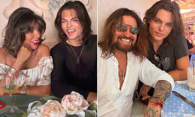 Joan Collins enjoying lunch in St Tropez