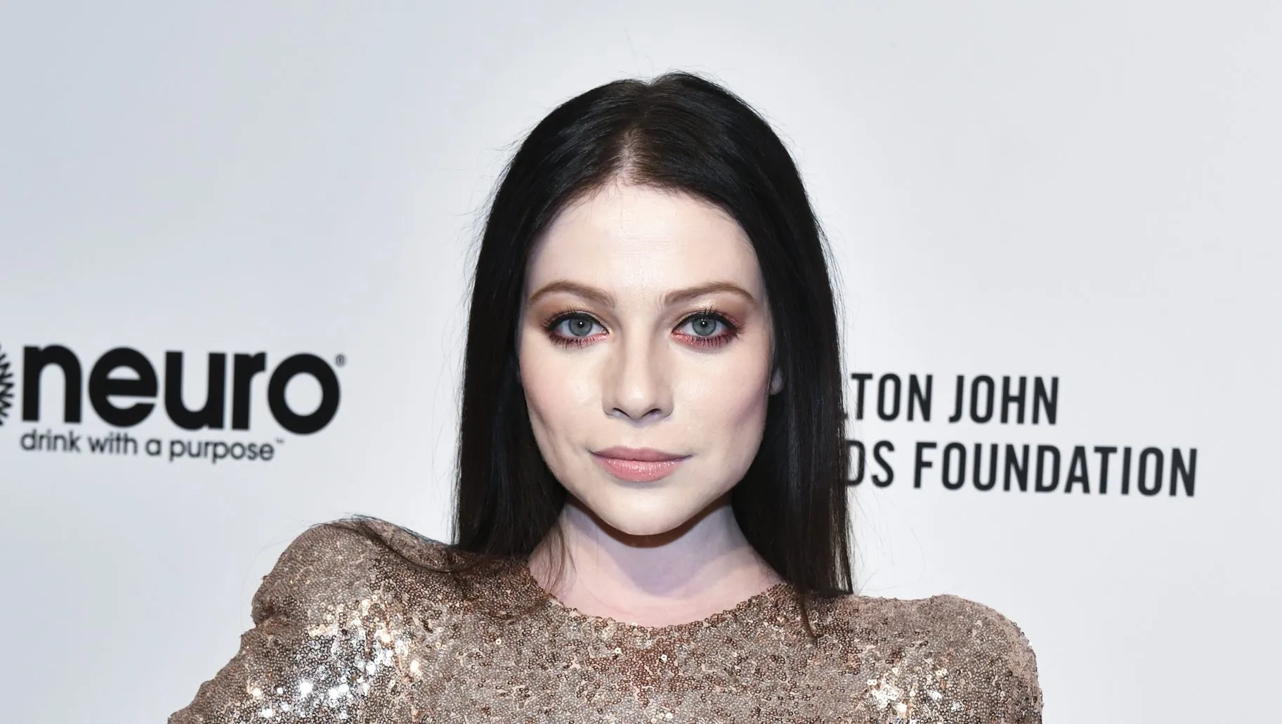 Michelle Trachtenberg posing at a Hollywood red carpet event