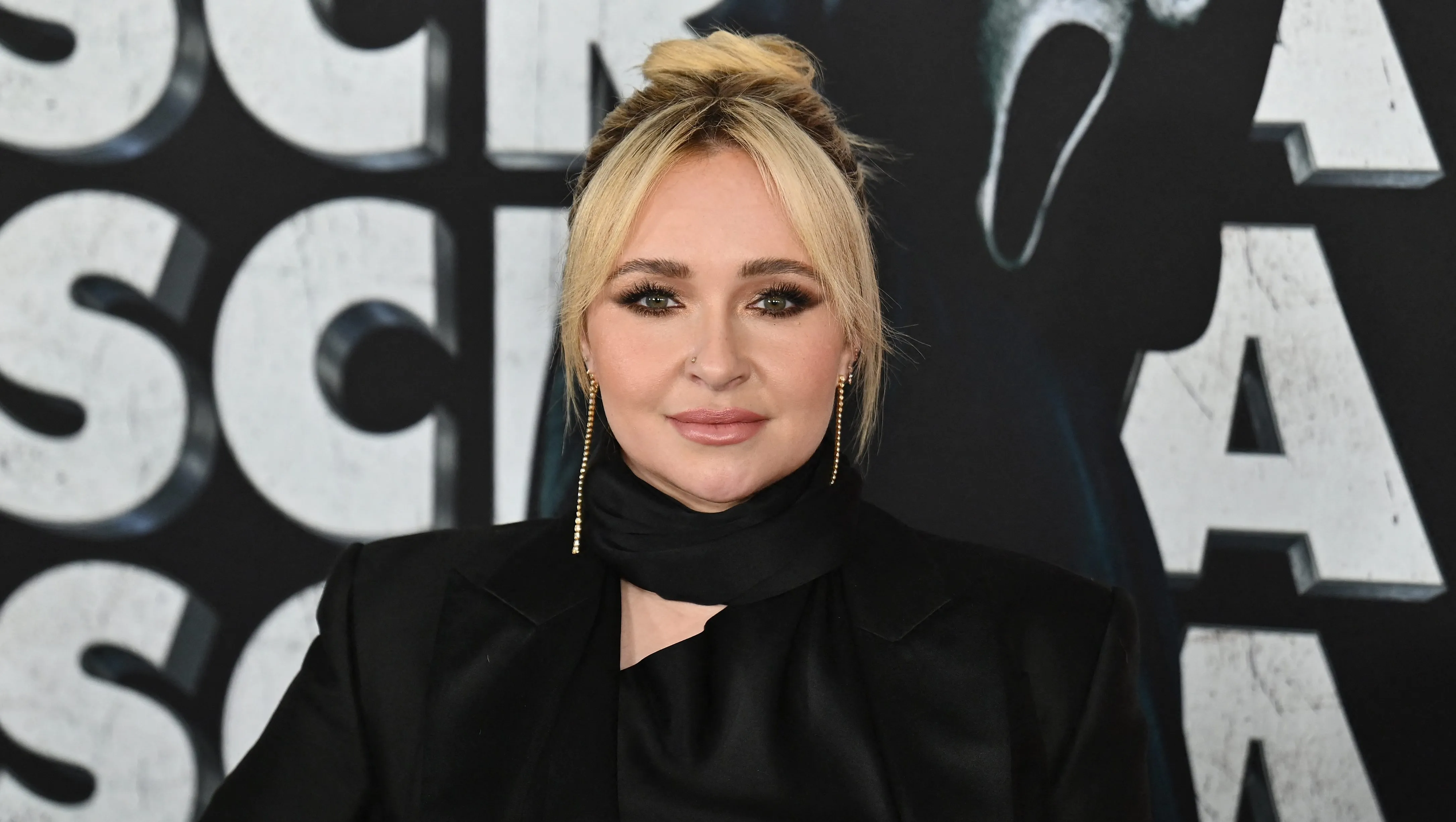 Hayden Panettiere posing at a red carpet event