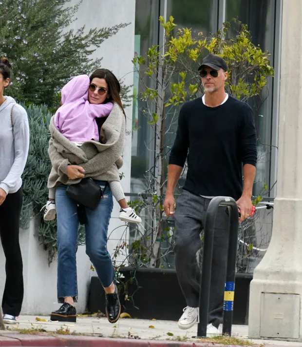 Sandra Bullock and boyfriend, photographer Bryan Randall, take Bullock’s daughter Laila to a children’s theater show in LA in 2018 (MEGA)