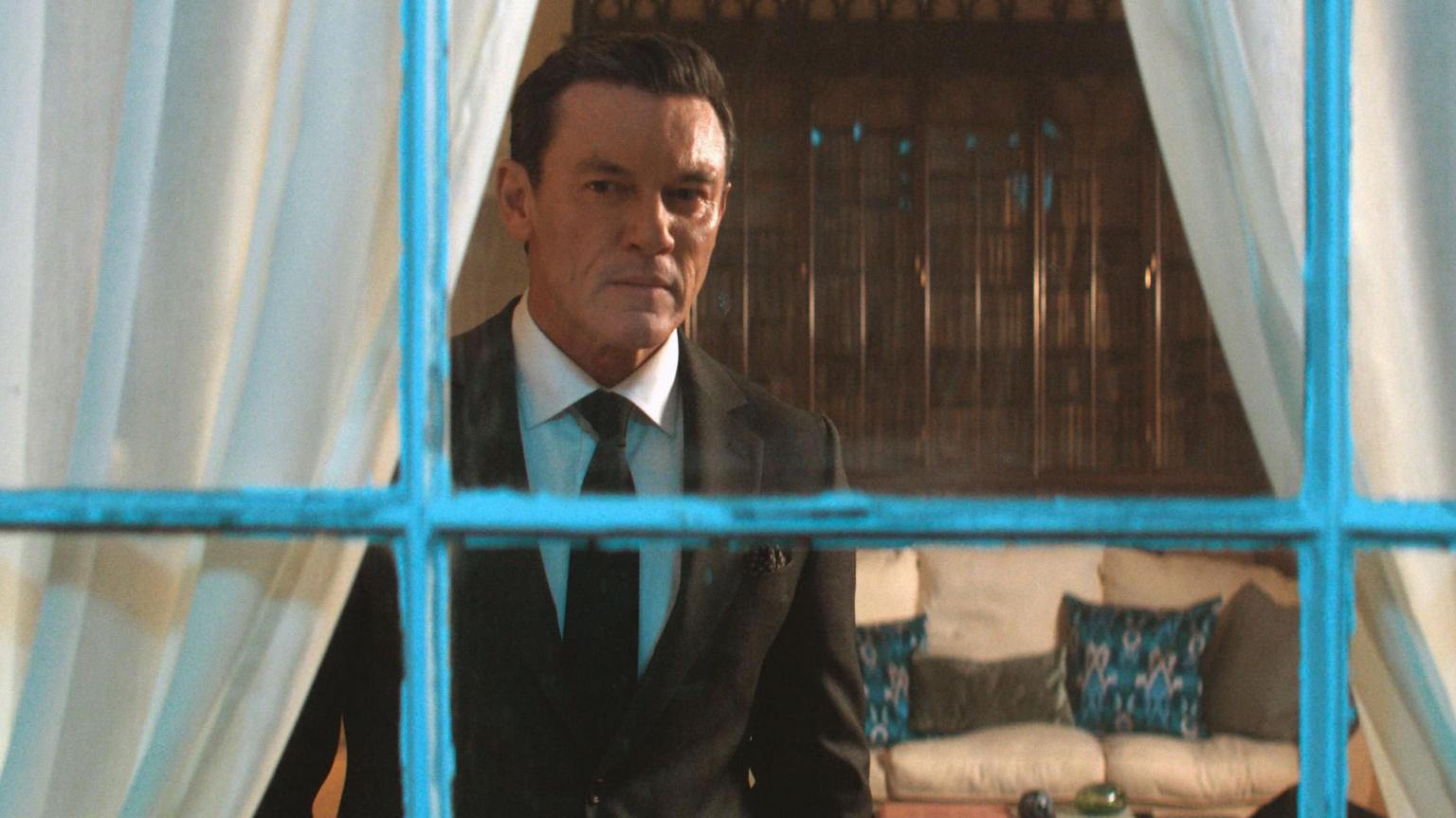 Luke Evans posing on the red carpet at a premiere event.