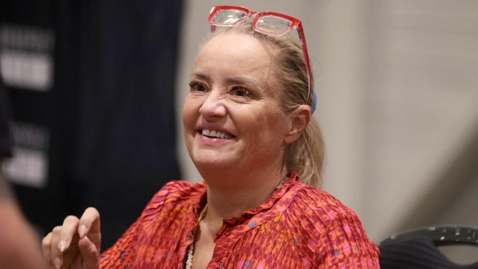 Davis attending a London convention shortly after her cancer announcement