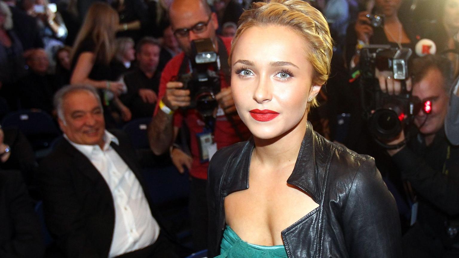 Hayden Panettiere posing on the red carpet