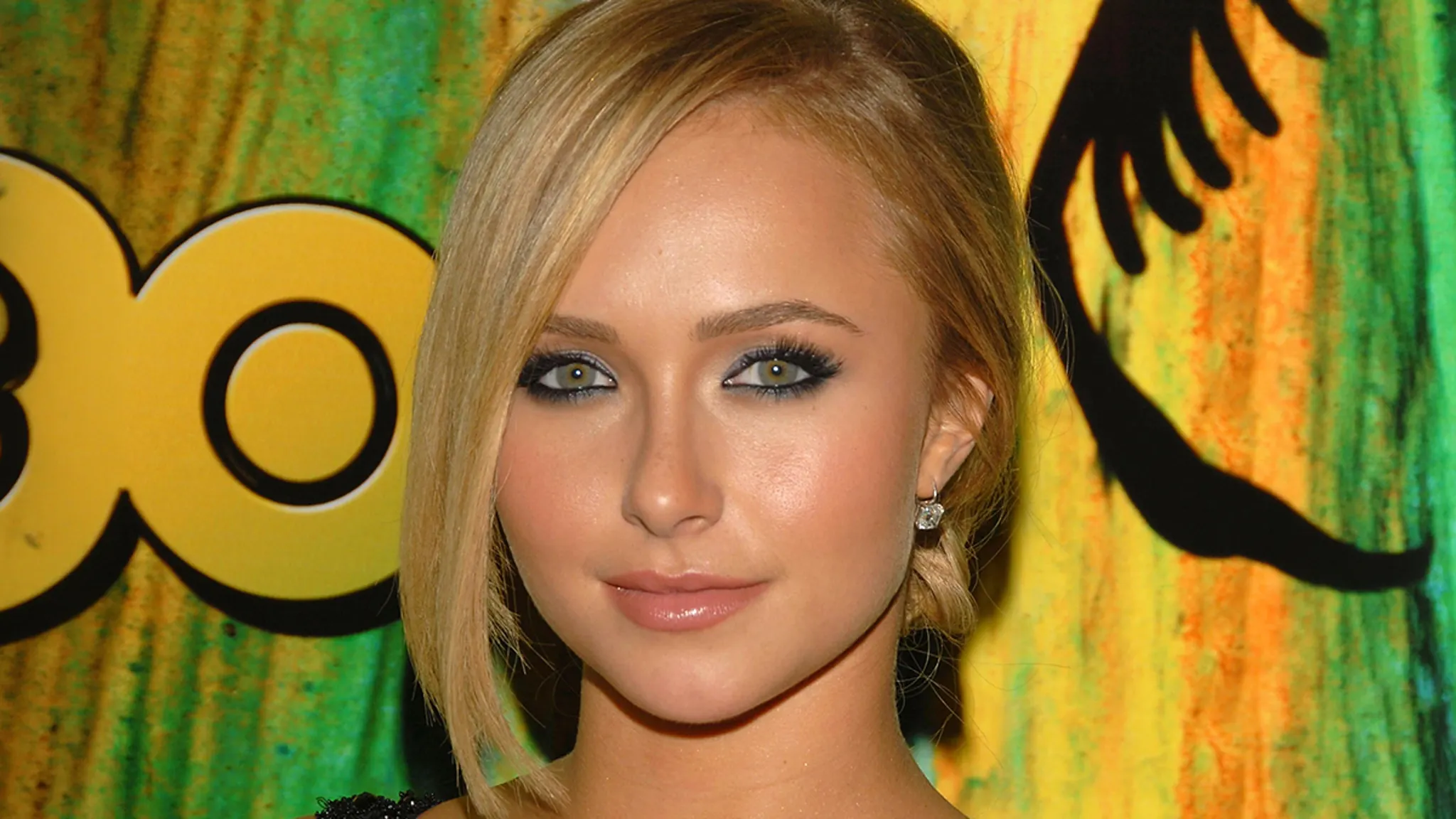 Hayden Panettiere posing on a Hollywood red carpet