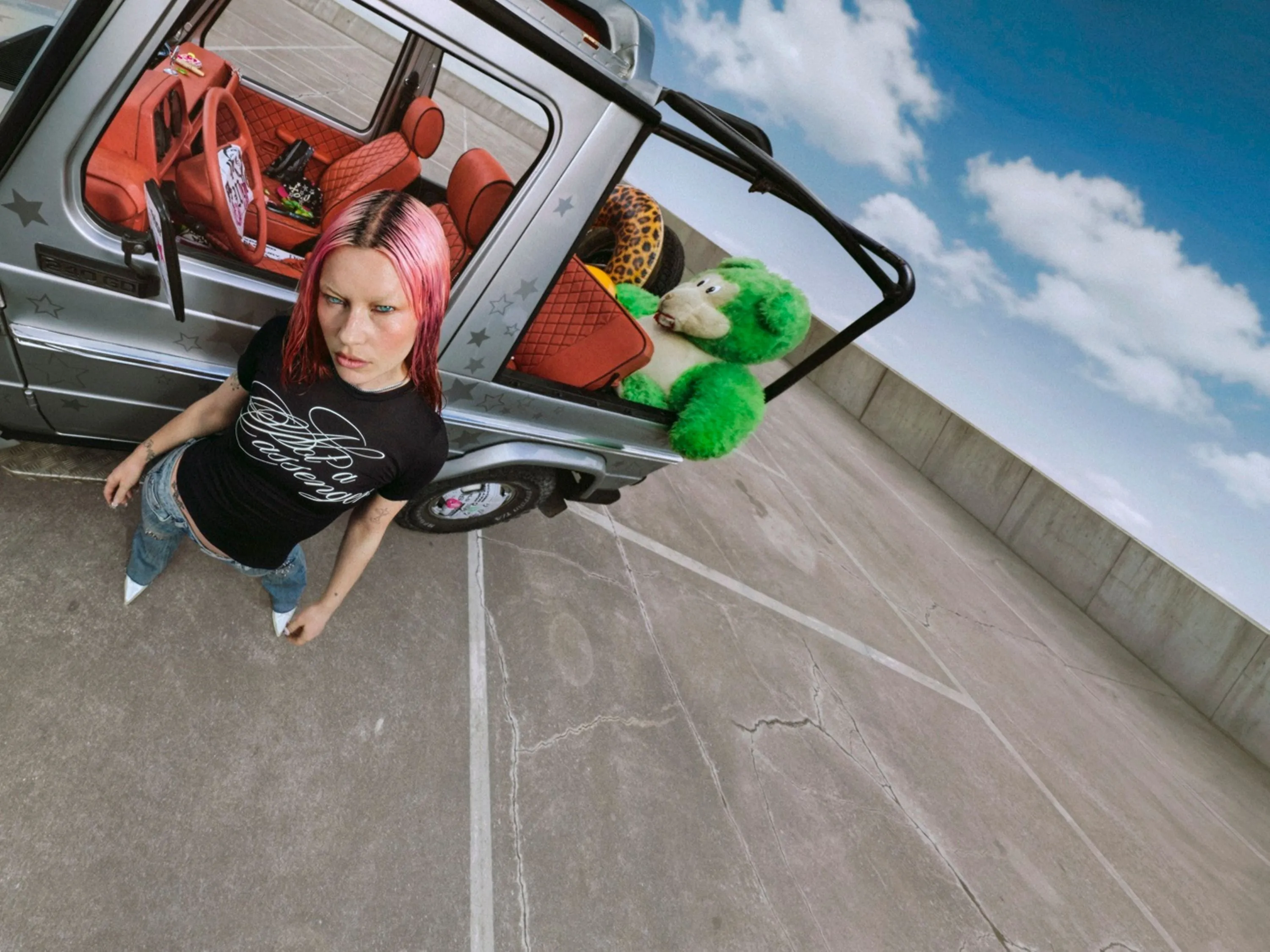 Rhian Teasdale of Wet Leg in Deutsche Telekom campaign visual